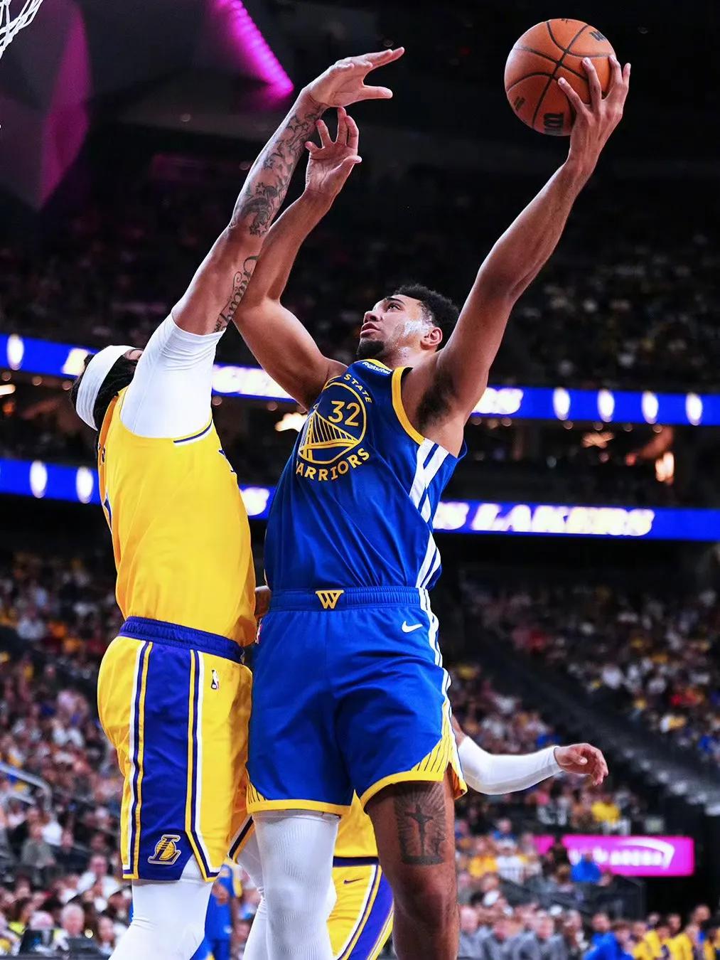 NBA球队在赛季中获得胜利，士气高昂