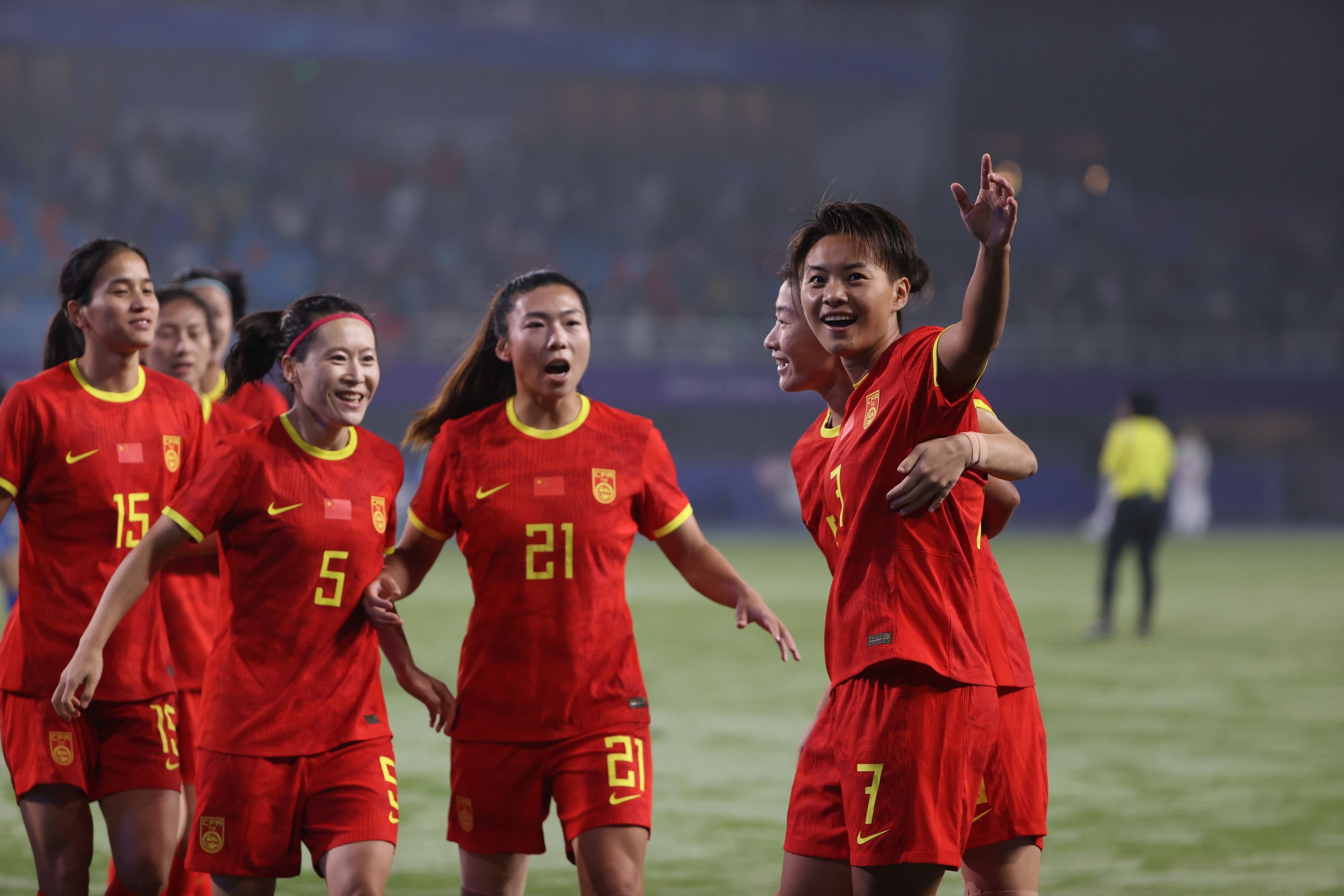 中国女足再度荣登比赛巅峰，成为焦点争议