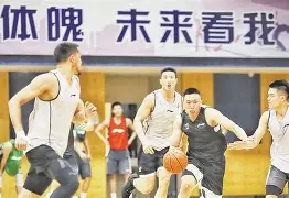关于福建男篮球员齐心协力，取得胜利的信息