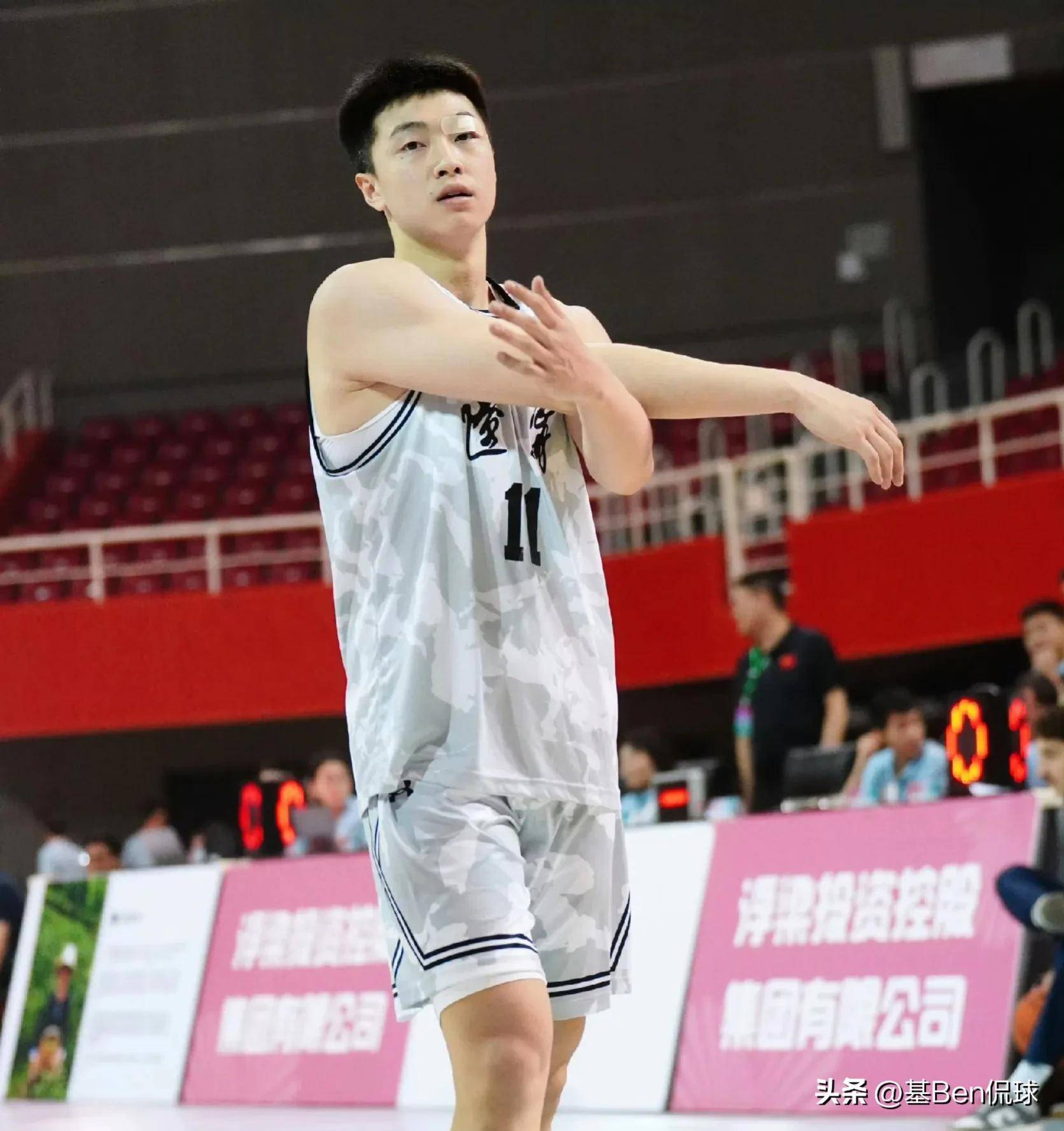 福建男篮勇夺胜利，实现惊人逆转晋级八强