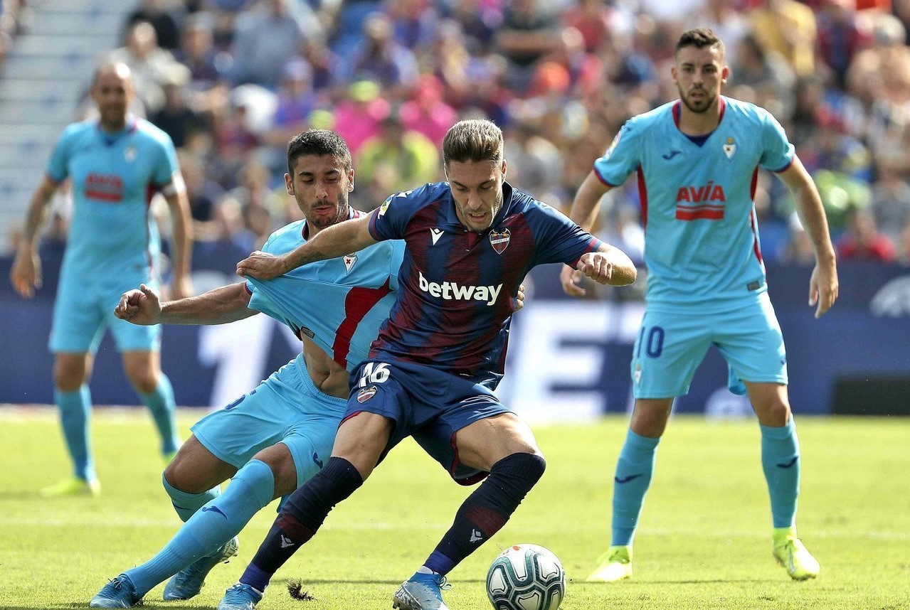 包含奥萨苏纳客场逼平莱万特，连续不败的词条