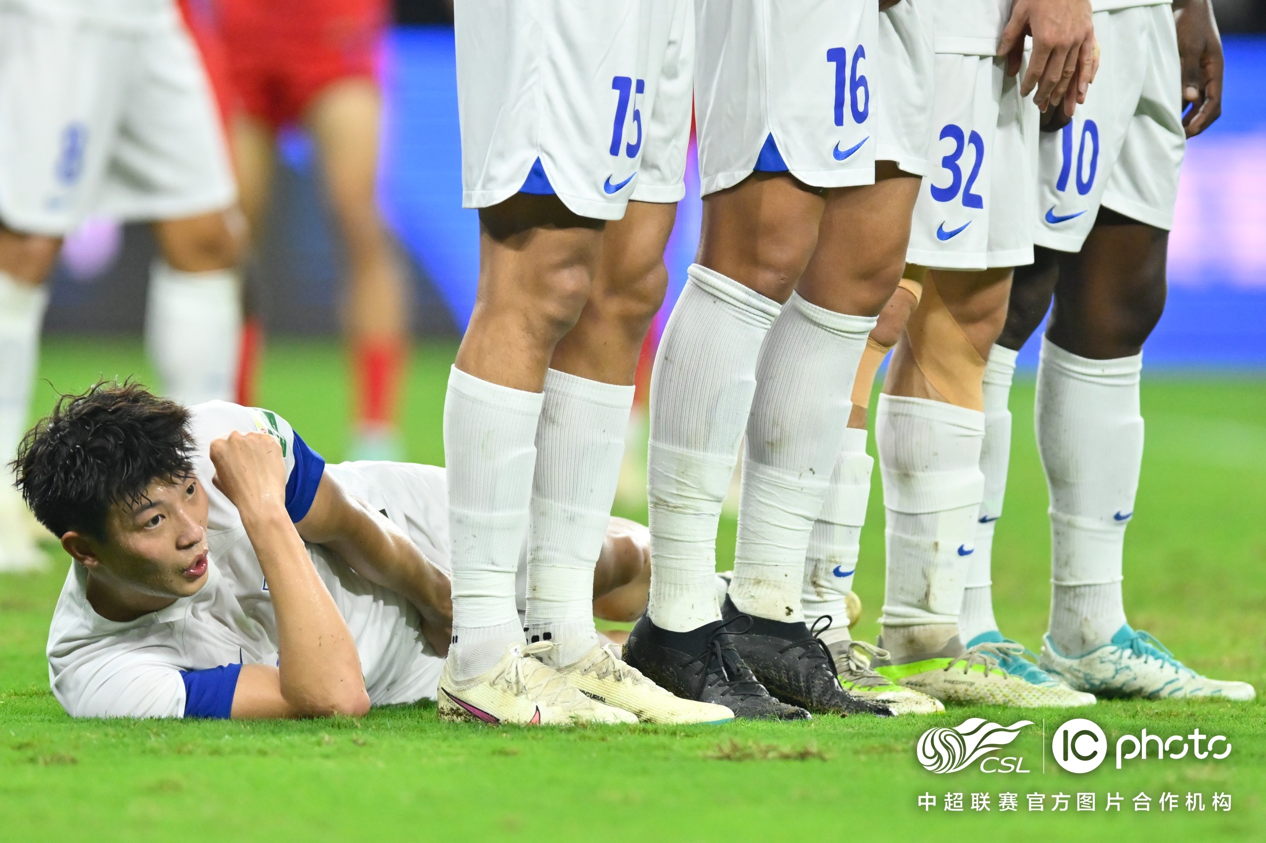 率先攻破对手球门，客队取得领先