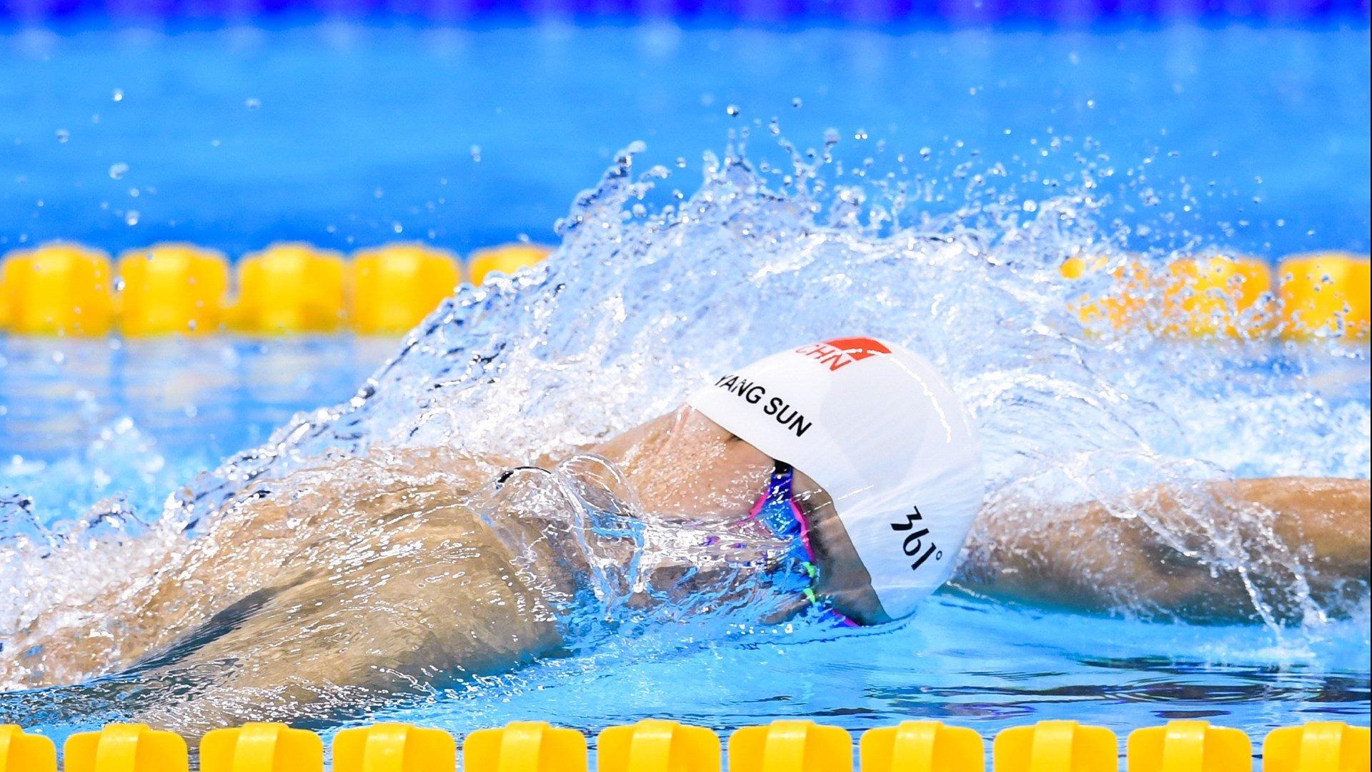 跨界双星，F1巴林夜战轰鸣，文班亚马隔空上演速度与高度的对话